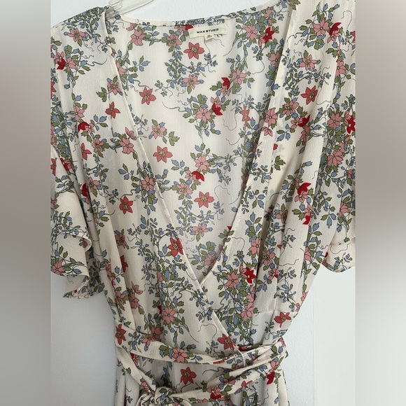 Floral wrap dress, flutter sleeve. High /low design. Very flattering! - Picture 4 of 5